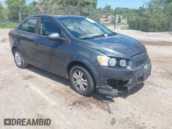 ✅ 2013 Chevrolet Sonic LT • VIN: 1G1JC5SH3D4206075 • Лот: 45442931. Опубликован ранее на IAAI с пробегом 140 576 миль. Бесплатный доступ к архиву аукционных продаж из США и подробный отчёт об истории автомобиля на DreamBid. Изображение 1.