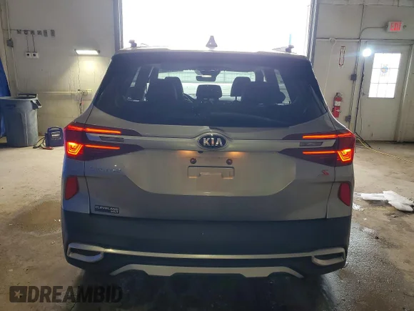 ✅ 2021 Kia Seltos S • VIN: KNDEU2AA6M7042263 • Lot: 74737465. Wystawiony na Copart z przebiegiem 113 234 mil. Bezpłatny archiwum sprzedaży aukcyjnych z USA i szczegółowy raport historii pojazdu na DreamBid. Zdjęcie 6.