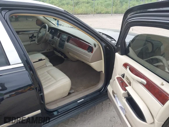 ✅ 2004 Lincoln Town Car Signature • VIN: 1LNHM81W54Y633721 • Lot: 42728725. Wystawiony na IAAI z przebiegiem 156 476 mil. Bezpłatny archiwum sprzedaży aukcyjnych z USA i szczegółowy raport historii pojazdu na DreamBid. Zdjęcie 5.