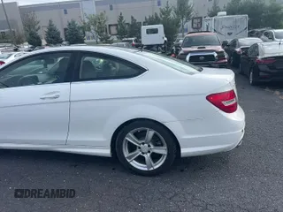 ✅ 2014 Mercedes-Benz C 250 • VIN: WDDGJ4HB1EG283988 • Lot: 86598175. Wystawiony na Copart z przebiegiem 139 842 mil. Bezpłatny archiwum sprzedaży aukcyjnych z USA i szczegółowy raport historii pojazdu na DreamBid. Zdjęcie 11.