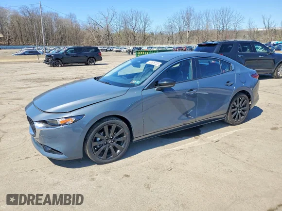 ✅ 2025 Mazda 3 S Carbon Edition • VIN: JM1BPBCM3S1774397 • Лот: 48826226. Опубліковано раніше на Copart з пробігом 18 821 миль. Безкоштовний доступ до архіву аукціонних продажів зі США та докладний звіт про історію автомобіля на DreamBid. Зображення 1.