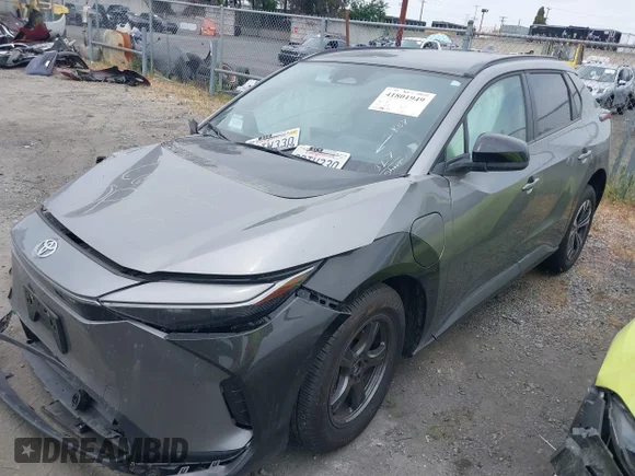 ✅ 2024 Toyota bZ4X XLE • VIN: JTMAAAAA4RA042628 • Lot: 41801949. Wystawiony na IAAI z przebiegiem 10 279 mil. Bezpłatny archiwum sprzedaży aukcyjnych z USA i szczegółowy raport historii pojazdu na DreamBid. Zdjęcie 2.