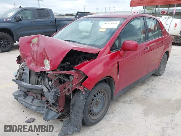 ✅ 2009 Nissan Versa S • VIN: 3N1BC11E49L387509 • Lot: 44931366. Wystawiony na IAAI z przebiegiem 221 702 mil. Bezpłatny archiwum sprzedaży aukcyjnych z USA i szczegółowy raport historii pojazdu na DreamBid. Zdjęcie 2.