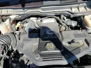 ✅ 2018 Ram 2500 Laramie • VIN: 3C6UR5FL8JG296704 • Lot: 86631635. Wystawiony na Copart z przebiegiem 83 475 mil. Bezpłatny archiwum sprzedaży aukcyjnych z USA i szczegółowy raport historii pojazdu na DreamBid. Zdjęcie 15.