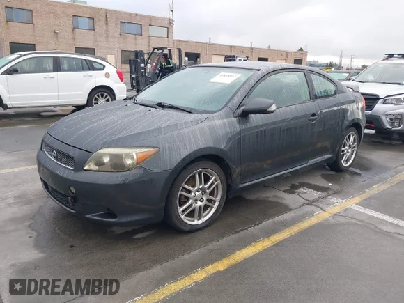 ✅ 2006 Scion tC • VIN: JTKDE177860115572 • Lot: 43418957. Wystawiony na IAAI z przebiegiem 165 221 mil. Bezpłatny archiwum sprzedaży aukcyjnych z USA i szczegółowy raport historii pojazdu na DreamBid. Zdjęcie 2.