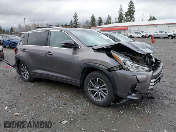 ✅ 2018 Toyota Highlander XLE • VIN: 5TDJZRFH1JS534568 • Lot: 44522112. Wystawiony na IAAI z przebiegiem 88 011 mil. Bezpłatny archiwum sprzedaży aukcyjnych z USA i szczegółowy raport historii pojazdu na DreamBid. Zdjęcie 1.