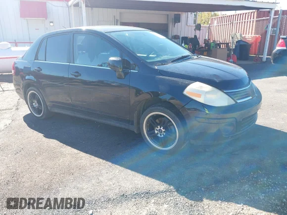 ✅ 2007 Nissan Versa S • VIN: 3N1BC11E87L434151 • Лот: 43567956. Опубликован ранее на IAAI с пробегом 169 484 миль. Бесплатный доступ к архиву аукционных продаж из США и подробный отчёт об истории автомобиля на DreamBid. Изображение 1.