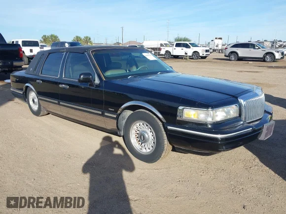 ✅ 1996 Lincoln Town Car Executive • VIN: 1LNLM81W0TY694788 • Lot: 44169140. Listed on IAAI with 95,299 mi. Free auction sales archive from the USA and detailed vehicle history report at DreamBid. Image 1.