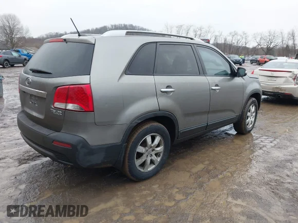 ✅ 2013 Kia Sorento LX • VIN: 5XYKT3A65DG383311 • Lot: 44087768. Wystawiony na IAAI z przebiegiem 172 573 mil. Bezpłatny archiwum sprzedaży aukcyjnych z USA i szczegółowy raport historii pojazdu na DreamBid. Zdjęcie 4.