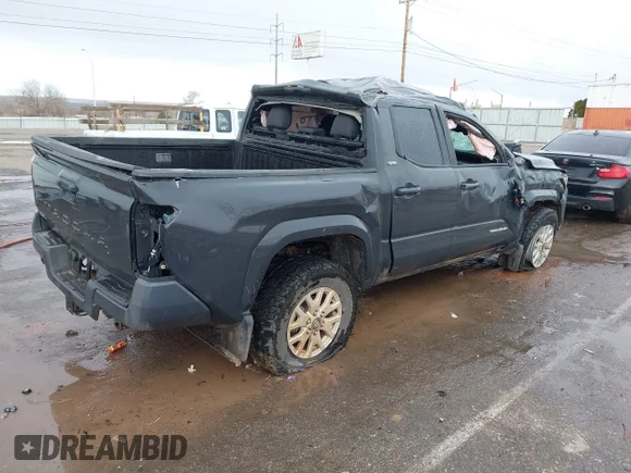 ✅ 2025 Toyota Tacoma SR5 • VIN: 3TMLB5JNXSM147859 • Lot: 44090108. Wystawiony na IAAI z przebiegiem 9 945 mil. Bezpłatny archiwum sprzedaży aukcyjnych z USA i szczegółowy raport historii pojazdu na DreamBid. Zdjęcie 4.