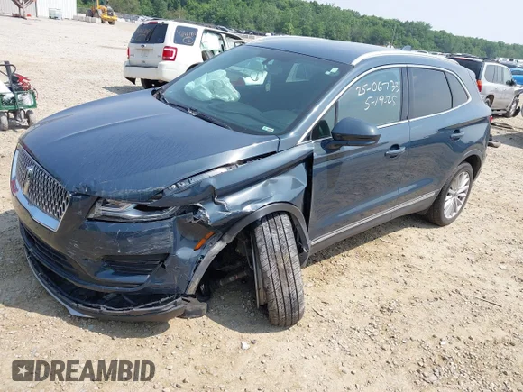 ✅ 2019 Lincoln MKC Standard • VIN: 5LMCJ1C90KUL17338 • Lot: 42447663. Wystawiony na IAAI z przebiegiem 77 632 mil. Bezpłatny archiwum sprzedaży aukcyjnych z USA i szczegółowy raport historii pojazdu na DreamBid. Zdjęcie 2.