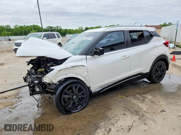 ✅ 2020 Nissan Kicks SR • VIN: 3N1CP5DV1LL501534 • Лот: 52496776. Опубліковано раніше на Copart з пробігом 80 167 миль. Безкоштовний доступ до архіву аукціонних продажів зі США та докладний звіт про історію автомобіля на DreamBid. Зображення 1.