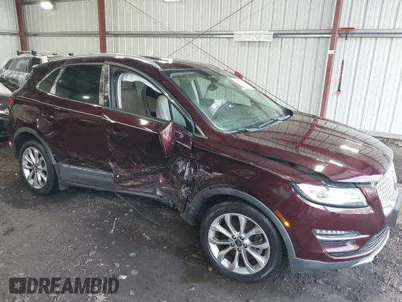 ✅ 2019 Lincoln MKC Select • VIN: 5LMCJ2D90KUL45838 • Lot: 44813442. Wystawiony na IAAI z przebiegiem 39 455 mil. Bezpłatny archiwum sprzedaży aukcyjnych z USA i szczegółowy raport historii pojazdu na DreamBid. Zdjęcie 6.