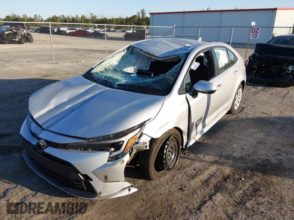 ✅ 2026 Toyota Corolla Hybrid SE • VIN: JTDBCMFE8T3124823 • Lot: 44364028. Wystawiony na IAAI z przebiegiem 5 699 mil. Bezpłatny archiwum sprzedaży aukcyjnych z USA i szczegółowy raport historii pojazdu na DreamBid. Zdjęcie 2.