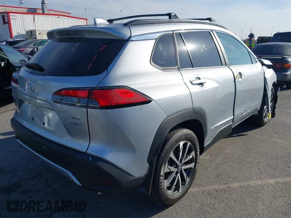 ✅ 2023 Toyota Corolla Cross XLE • VIN: 7MUDAABG9PV064131 • Lot: 44484590. Wystawiony na IAAI z przebiegiem 5 859 mil. Bezpłatny archiwum sprzedaży aukcyjnych z USA i szczegółowy raport historii pojazdu na DreamBid. Zdjęcie 4.