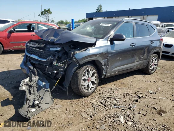 ✅ 2021 Kia Seltos S • VIN: KNDEUCA24M7157104 • Lot: 63224405. Wystawiony na Copart z przebiegiem 58 885 mil. Bezpłatny archiwum sprzedaży aukcyjnych z USA i szczegółowy raport historii pojazdu na DreamBid. Zdjęcie 1.