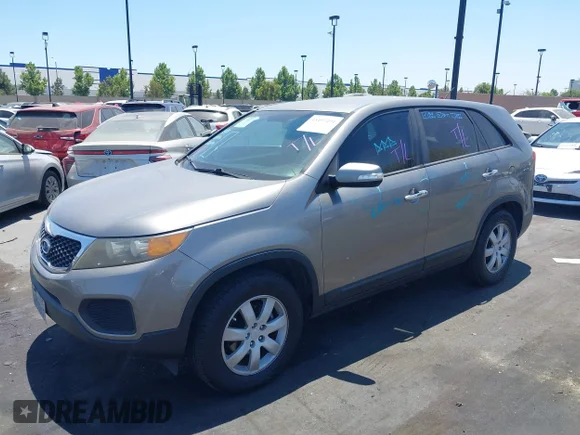✅ 2011 Kia Sorento LX • VIN: 5XYKT3A1XBG012744 • Lot: 45497491. Wystawiony na IAAI z przebiegiem 122 026 mil. Bezpłatny archiwum sprzedaży aukcyjnych z USA i szczegółowy raport historii pojazdu na DreamBid. Zdjęcie 6.