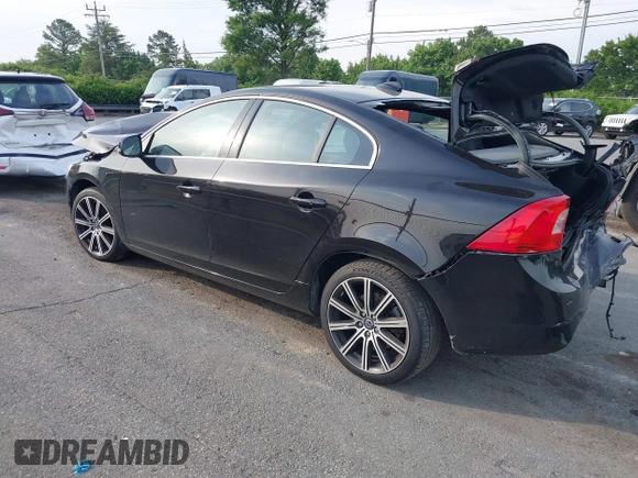 ✅ 2015 Volvo S60 T6 Drive-E Platinum • VIN: YV149MFM1F1353482 • Lot: 42288193. Wystawiony na IAAI z przebiegiem 106 243 mil. Bezpłatny archiwum sprzedaży aukcyjnych z USA i szczegółowy raport historii pojazdu na DreamBid. Zdjęcie 3.