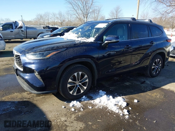 ✅ 2021 Toyota Highlander XLE • VIN: 5TDGZRBH7MS112101 • Lot: 44357221. Wystawiony na IAAI z przebiegiem 82 642 mil. Bezpłatny archiwum sprzedaży aukcyjnych z USA i szczegółowy raport historii pojazdu na DreamBid. Zdjęcie 2.