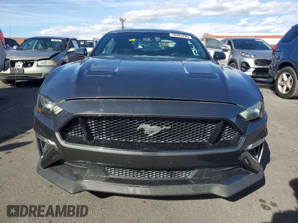 ✅ 2018 Ford Mustang GT Premium • VIN: 1FA6P8CF3J5165894 • Lot: 78494235. Wystawiony na Copart z przebiegiem 59 332 mil. Bezpłatny archiwum sprzedaży aukcyjnych z USA i szczegółowy raport historii pojazdu na DreamBid. Zdjęcie 5.