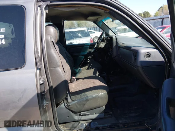 ✅ 2001 Chevrolet Silverado 2500HD LS • VIN: 1GCHK29U81E302946 • Lot: 44624341. Wystawiony na IAAI z przebiegiem 277 666 mil. Bezpłatny archiwum sprzedaży aukcyjnych z USA i szczegółowy raport historii pojazdu na DreamBid. Zdjęcie 5.