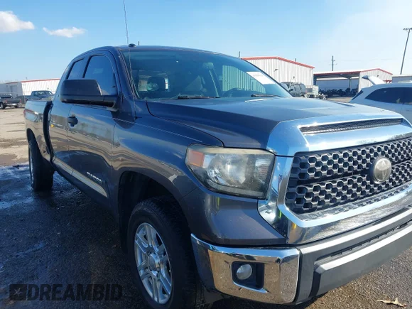 ✅ 2018 Toyota Tundra SR • VIN: 5TFRM5F12JX122974 • Лот: 43998165. Опубликован ранее на IAAI с пробегом 259 117 миль. Бесплатный доступ к архиву аукционных продаж из США и подробный отчёт об истории автомобиля на DreamBid. Изображение 1.