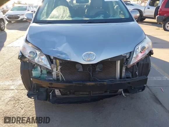 ✅ 2013 Toyota Sienna XLE AAS • VIN: 5TDYK3DC0DS301342 • Lot: 43487192. Wystawiony na IAAI z przebiegiem 154 046 mil. Bezpłatny archiwum sprzedaży aukcyjnych z USA i szczegółowy raport historii pojazdu na DreamBid. Zdjęcie 6.