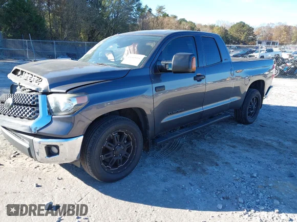 ✅ 2018 Toyota Tundra SR • VIN: 5TFRY5F11JX241622 • Lot: 43665091. Wystawiony na IAAI z przebiegiem 99 748 mil. Bezpłatny archiwum sprzedaży aukcyjnych z USA i szczegółowy raport historii pojazdu na DreamBid. Zdjęcie 2.