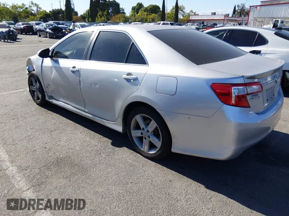 ✅ 2013 Toyota Camry SE • VIN: 4T1BF1FK1DU207352 • Lot: 44919633. Wystawiony na IAAI z przebiegiem 136 555 mil. Bezpłatny archiwum sprzedaży aukcyjnych z USA i szczegółowy raport historii pojazdu na DreamBid. Zdjęcie 3.