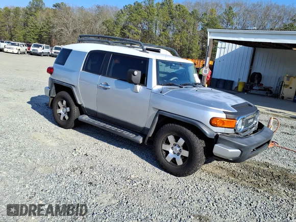 ✅ 2007 Toyota FJ Cruiser • VIN: JTEZU11F670001020 • Лот: 44275651. Опубліковано раніше на IAAI з пробігом 230 302 миль. Безкоштовний доступ до архіву аукціонних продажів зі США та докладний звіт про історію автомобіля на DreamBid. Зображення 1.