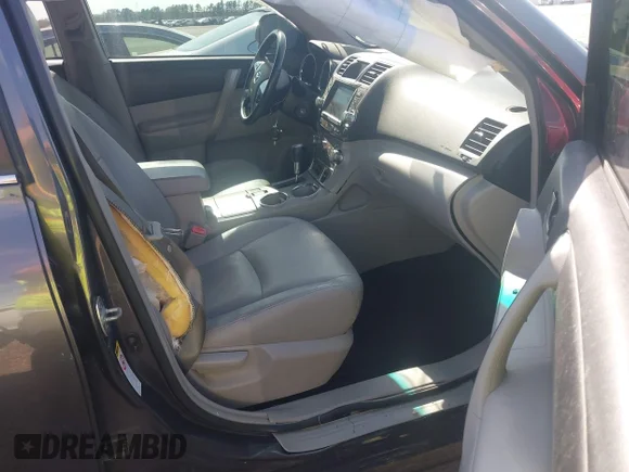 ✅ 2012 Toyota Highlander SE • VIN: 5TDZK3EH8CS083292 • Лот: 44544804. Опубліковано раніше на IAAI з пробігом 103 845 миль. Безкоштовний доступ до архіву аукціонних продажів зі США та докладний звіт про історію автомобіля на DreamBid. Зображення 5.