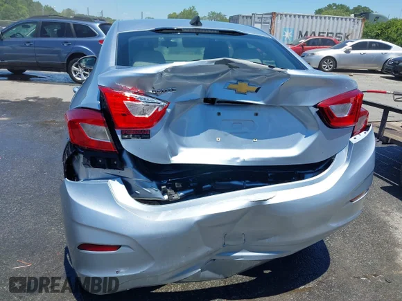 ✅ 2018 Chevrolet Cruze LS • VIN: 1G1BC5SM0J7135011 • Lot: 45239420. Wystawiony na IAAI z przebiegiem 90 927 mil. Bezpłatny archiwum sprzedaży aukcyjnych z USA i szczegółowy raport historii pojazdu na DreamBid. Zdjęcie 6.