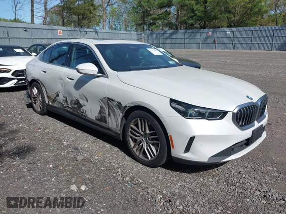 ✅ 2024 BMW 5 Series 530i xDrive • VIN: WBA53FJ06RCR29262 • Лот: 42157428. Опубликован ранее на IAAI с пробегом 27 918 миль. Бесплатный доступ к архиву аукционных продаж из США и подробный отчёт об истории автомобиля на DreamBid. Изображение 1.