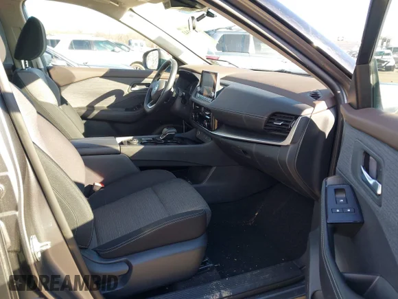 ✅ 2021 Nissan Rogue SV • VIN: 5N1AT3BB4MC750741 • Lot: 44133437. Wystawiony na IAAI z przebiegiem 28 676 mil. Bezpłatny archiwum sprzedaży aukcyjnych z USA i szczegółowy raport historii pojazdu na DreamBid. Zdjęcie 5.