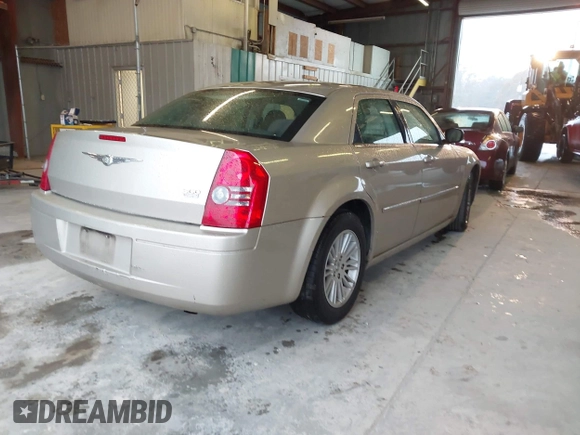 ✅ 2009 Chrysler 300 LX • VIN: 2C3KA43D09H614264 • Lot: 43827860. Wystawiony na IAAI z przebiegiem 234 325 mil. Bezpłatny archiwum sprzedaży aukcyjnych z USA i szczegółowy raport historii pojazdu na DreamBid. Zdjęcie 4.