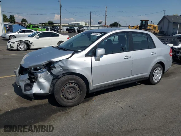✅ 2011 Nissan Versa S • VIN: 3N1BC1AP1BL445471 • Лот: 69878445. Опубликован ранее на Copart с пробегом Не указан. Бесплатный доступ к архиву аукционных продаж из США и подробный отчёт об истории автомобиля на DreamBid. Изображение 1.