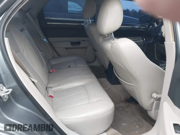 ✅ 2007 Chrysler 300 C • VIN: 2C3KA63H47H711706 • Лот: 41439598. Опубліковано раніше на IAAI з пробігом Не вказано. Безкоштовний доступ до архіву аукціонних продажів зі США та докладний звіт про історію автомобіля на DreamBid. Зображення 8.