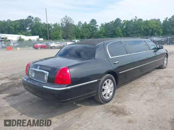 ✅ 2008 Lincoln Town Car Limousine • VIN: 2L1FM88W78X644434 • Лот: 45499224. Опубликован ранее на IAAI с пробегом 71 252 миль. Бесплатный доступ к архиву аукционных продаж из США и подробный отчёт об истории автомобиля на DreamBid. Изображение 4.