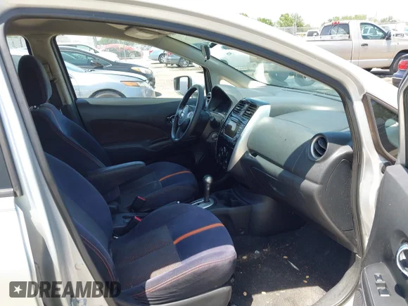 ✅ 2015 Nissan Note SV • VIN: 3N1CE2CP5FL398940 • Lot: 42276038. Wystawiony na IAAI z przebiegiem 209 134 mil. Bezpłatny archiwum sprzedaży aukcyjnych z USA i szczegółowy raport historii pojazdu na DreamBid. Zdjęcie 5.