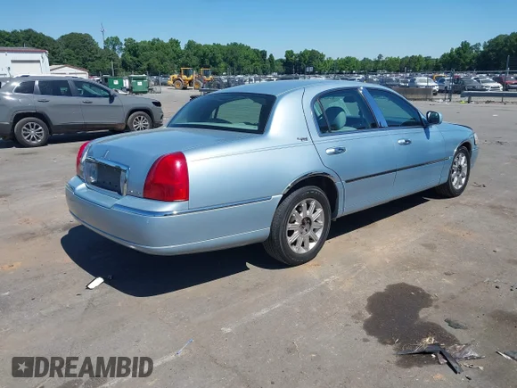✅ 2006 Lincoln Town Car Signature Limited • VIN: 1LNHM82W76Y646097 • Lot: 45125188. Wystawiony na IAAI z przebiegiem 282 701 mil. Bezpłatny archiwum sprzedaży aukcyjnych z USA i szczegółowy raport historii pojazdu na DreamBid. Zdjęcie 4.