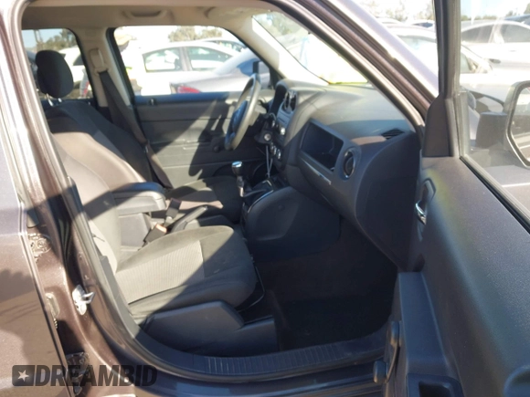 ✅ 2015 Jeep Patriot Altitude • VIN: 1C4NJPBA2FD401911 • Lot: 44548691. Wystawiony na IAAI z przebiegiem 121 543 mil. Bezpłatny archiwum sprzedaży aukcyjnych z USA i szczegółowy raport historii pojazdu na DreamBid. Zdjęcie 5.