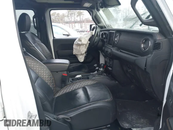 ✅ 2021 Jeep Wrangler Unlimited Sahara Altitude • VIN: 1C4HJXEG5MW853687 • Lot: 44290348. Wystawiony na IAAI z przebiegiem 43 895 mil. Bezpłatny archiwum sprzedaży aukcyjnych z USA i szczegółowy raport historii pojazdu na DreamBid. Zdjęcie 5.
