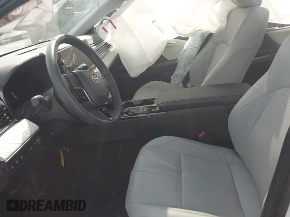 ✅ 2025 Toyota Camry LE • VIN: 4T1DAACKXSU066709 • Lot: 44883680. Wystawiony na IAAI z przebiegiem 9 430 mil. Bezpłatny archiwum sprzedaży aukcyjnych z USA i szczegółowy raport historii pojazdu na DreamBid. Zdjęcie 5.