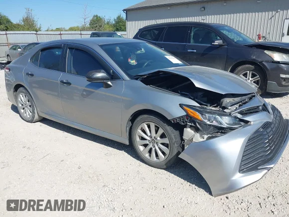 ✅ 2019 Toyota Camry LE • VIN: 4T1B11HK6KU242347 • Lot: 43355769. Wystawiony na IAAI z przebiegiem 95 647 mil. Bezpłatny archiwum sprzedaży aukcyjnych z USA i szczegółowy raport historii pojazdu na DreamBid. Zdjęcie 1.