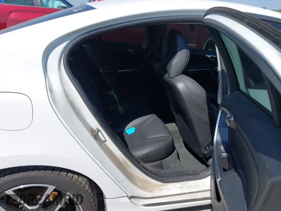 ✅ 2018 Volvo S60 Dynamic • VIN: YV126MFLXJ2451548 • Lot: 43212648. Wystawiony na IAAI z przebiegiem 146 064 mil. Bezpłatny archiwum sprzedaży aukcyjnych z USA i szczegółowy raport historii pojazdu na DreamBid. Zdjęcie 8.