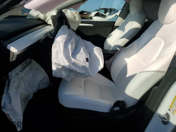 ✅ 2024 Tesla Model Y Long Range • VIN: 7SAYGDEE5RA259222 • Lot: 71989564. Listed on Copart with 9,370 mi. Free auction sales archive from the USA and detailed vehicle history report at DreamBid. Image 7.