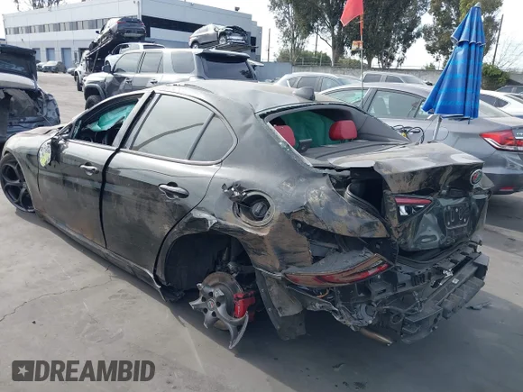 ✅ 2018 Alfa Romeo Giulia Ti Sport • VIN: ZARFAECN9J7578818 • Лот: 41375746. Опубліковано раніше на IAAI з пробігом Не вказано. Безкоштовний доступ до архіву аукціонних продажів зі США та докладний звіт про історію автомобіля на DreamBid. Зображення 3.