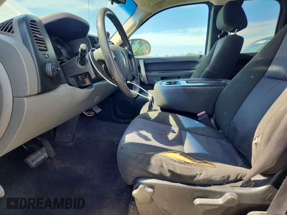 ✅ 2010 GMC Sierra 1500 SL • VIN: 1GTSCUEA6AZ125347 • Lot: 49987766. Wystawiony na Copart z przebiegiem 284 977 mil. Bezpłatny archiwum sprzedaży aukcyjnych z USA i szczegółowy raport historii pojazdu na DreamBid. Zdjęcie 7.