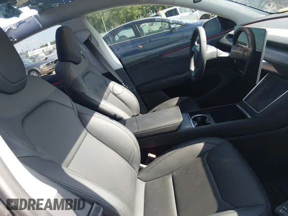 ✅ 2026 Tesla Model Y Long Range Launch Series • VIN: 7SAYGDEE9TF405812 • Лот: 45329689. Опубліковано раніше на IAAI з пробігом 13 894 миль. Безкоштовний доступ до архіву аукціонних продажів зі США та докладний звіт про історію автомобіля на DreamBid. Зображення 5.