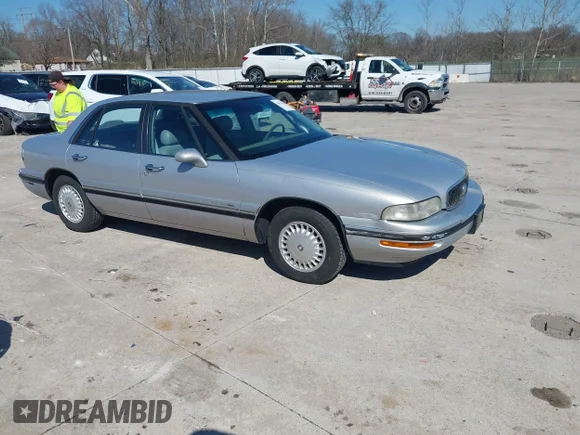 ✅ 1998 Buick LeSabre Custom • VIN: 1G4HP52K5WH448380 • Лот: 44632418. Опубліковано раніше на IAAI з пробігом 99 170 миль. Безкоштовний доступ до архіву аукціонних продажів зі США та докладний звіт про історію автомобіля на DreamBid. Зображення 1.